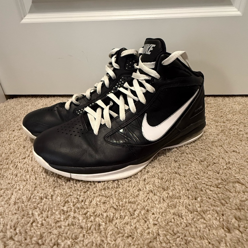 Nike Men's Black and White AirMax Flywire